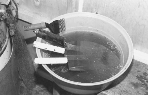 Ванночка для промывки пчелоинвентаря после откачки меда. Станица Ленинградская,