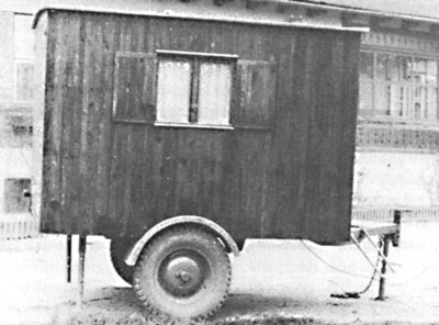 Двухколесный фургон для временного проживания и откачки меда