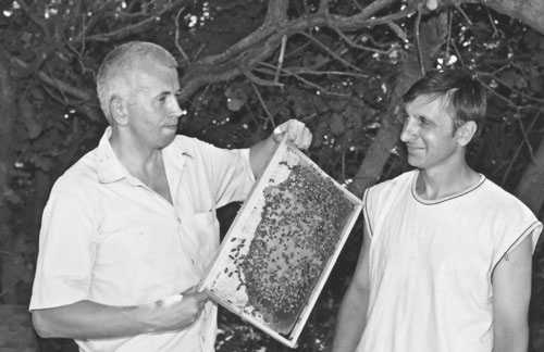 На фото Князь Кладоискателей Юрий Харчук с пчеловодом Незнамовым Иваном Ивановичем